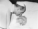 Pape Pavel VI. se louí se zesnulým praským arcibiskupem Josefem Beranem,...