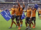 Fotbalisté Wolverhamptonu oslavují na vlastním stadionu postup mezi anglickou...