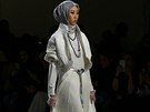 Model indonéské návrháky Anniesy Hasibuanové, který se loni v únoru objevil na...