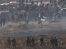 Na hranicích Pásma a Gazy protestovaly tisíce Palestinc. (13. dubna 2018)