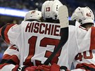 Hokejisté New Jersey Devils se radují z gólu do sít Tampy Bay.