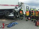 Nehoda tí kamion a dodávky u jihomoravských ían uzavela v pátek dopoledne...