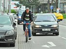 Vyrazit na kole například do brněnské Křenové ulice, která je denně zahlcená...
