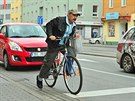 Vyrazit na kole například do brněnské Křenové ulice, která je denně zahlcená...