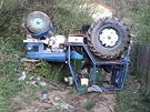 V Moravských Bránicích se pevrátil traktor táhnoucí vleku s devem. Jeho...