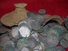 Kompletní poklad nalezený ve sklep na námstí v íanech