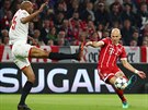 Arjen Robben z Bayernu stílí na bránu Sevilly ve tvrtfinálové odvet Ligy...