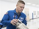 Astronaut Bob Benkhen s motorem SuperDraco
