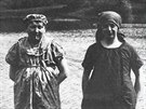 Spisovatelé Jaroslav Haek (vlevo) a Zdenk Matj Kudj na výlet v roce 1914....