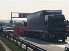 Nehoda dodávky a kamionu uzavřela Pražský okruh u Jesenice. Řidič dodávky na...