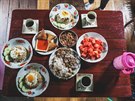 Myanmarská snídan u naí hostitelky. Kawkareik, Myanmar
