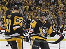 Sidney Crosby a Jake Guentzel se radují z gólu Pittsburghu.