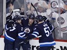 Nikolaj Ehlers, Patrik Laine a Tyler Myers slaví gól Winnipegu.