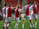 Fotbalisté Slavie se radují po gólu Miroslava Stocha.