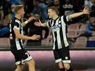 Jakub Jankto (vpravo) z Udinese se raduje z gólu se spoluhráem a krajanem...