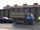 Nehoda dvou nákladních auta a jednoho osobního omezila dopravu na Jiní spojce....