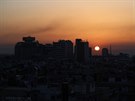 Východ slunce v Damaku odhaluje, z kolika míst po noních leteckých úderech...