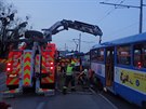 Vykolejenou tramvaj museli hasii vrátit na koleje pomocí vyproovacího...