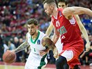 Scottie Wilbekin (vlevo) z Darüssafaky obchází Briana Qvaleho z Krasnodaru.