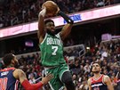 Jaylen Brown (7) z Bostonu letí ke koi Washingtonu mezi Kellym Oubrem Jr....