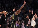 Andre Ingram z LA Lakers oslavuje svou trefu, fanouci ílí nadením.