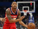 Bradley Beal (v erveném) z Washingtonu útoí kolem Wesleyho Iwundu z Orlanda.