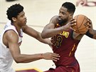 Tristan Thompson (vpravo) z Clevelandu se tlaí ke koi New Yorku kolem Isaiaha...