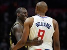 Andre Ingram (vlevo) z LA Lakers a C. J. Williams z LA Clippers se v NBA dobe...