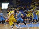 Opavský basketbalista Radim Kleka (ve lutém) útoí v utkání s Olomouckem...