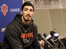 Enes Kanter z New York Knicks odpovídá novinám.