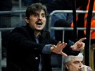 Dimitris Janakopulos, majitel Panathinaikosu Atény, se vzteká bhem zápasu s...