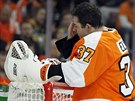 Brian Elliott z Philadelphie si utírá tvá poté, co inkasoval v zápase s...