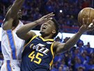 Donovan Mitchell (45) z Utahu se pokouí zakonit kolem Jeramiho Granta z...