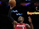 Dwyane Wade (v erveném) z Miami zakonuje na ko Philadelphie.