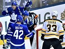 Mitchell Marner, Tyler Bozak a James van Riemsdyk (zleva) z Toronta oslavují...