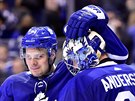 Auston Matthews a gólman Frederik Andersen oslavují výhru Toronta.