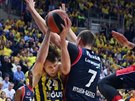 Jan Veselý (vlevo) z Fenerbahce se tlaí do koe Baskonie kolem Johanna...