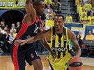 James Nunnally (vpravo) z Fenerbahce má namíeno kolem Rodrigueho Beauboise z...