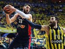 Gigi Datome (vpravo) z Fenerbahce se snaí ztíit situaci Tornikeho engeliji z...