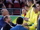 Prince Edward (vlevo dole) oceuje zlatem australské basketbalisty, vítze Her...