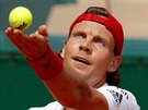 Tomá Berdych servíruje v prvním kole turnaje v Monte Carlu.