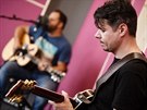Kytarista Mejla Matoušek při nahrávání desky Xindla X Sexy Exity