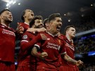 Takhle slavili fotbalisté Liverpoolu gól Roberta Firmina (vpředu).