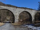 Kamenný viadukt ped zastávkou Horní Slavkov zastávka. 50.1602272N, 12.7764814E