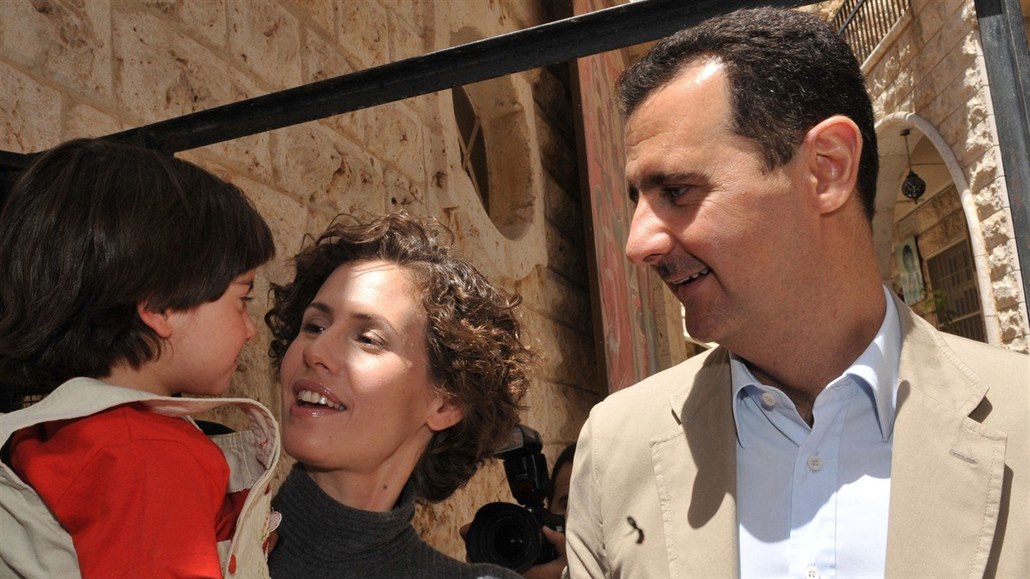 Syrský prezident Ba�ár Asad s man�elkou Asmou na archivním snímku z roku 2008