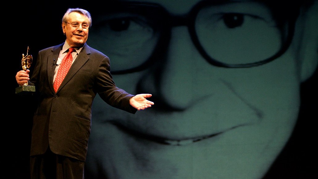 Milo� Forman na snímku z roku 2004 p�i p�ebírání jedné z mnoha cen, kterých se...