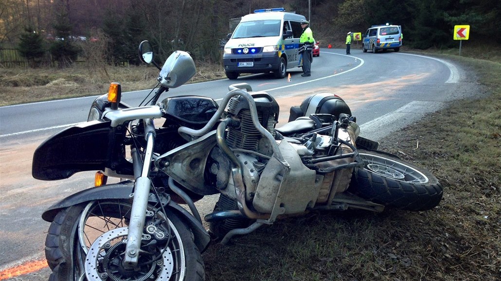 Motorkářka v serpentinách narazila do stromu, na místě podlehla zraněním