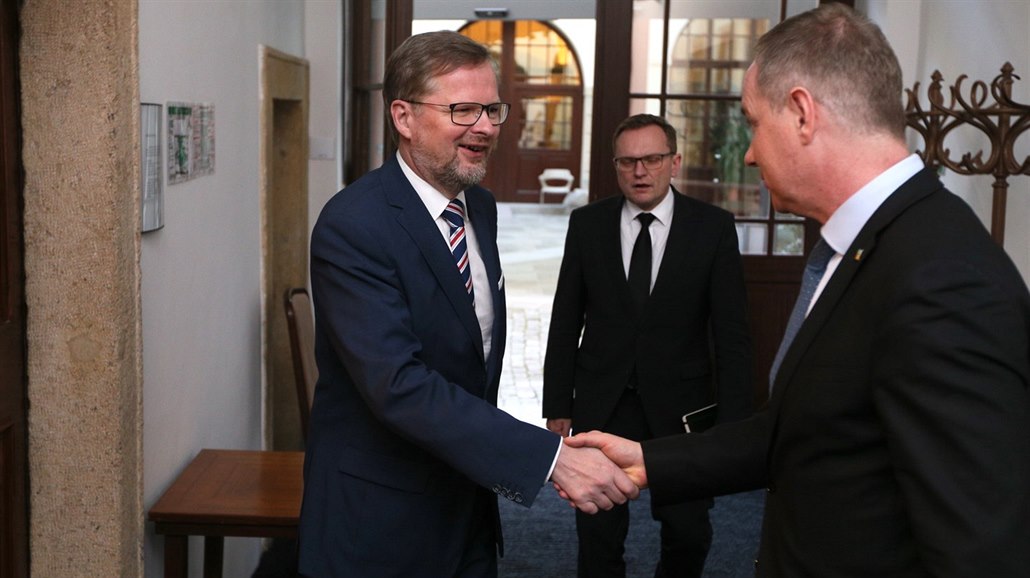 P�edseda STAN Petr Gazdík vítá �éfa ODS Petra Fialu na sch�zce p�edstavitel�...