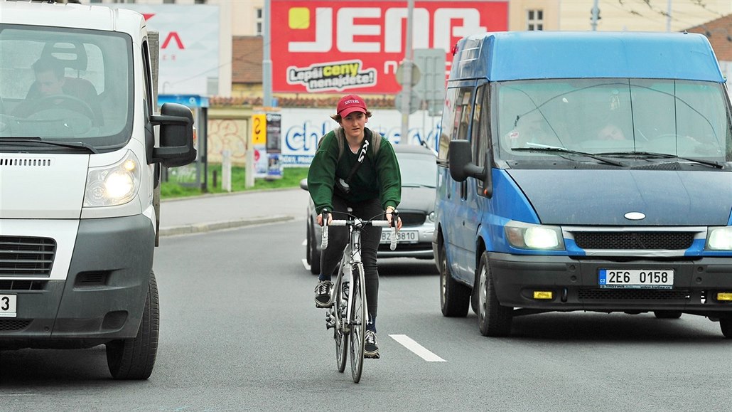 Vyrazit na kole nap�íklad do brn�nské K�enové ulice, která je denn� zahlcená...
