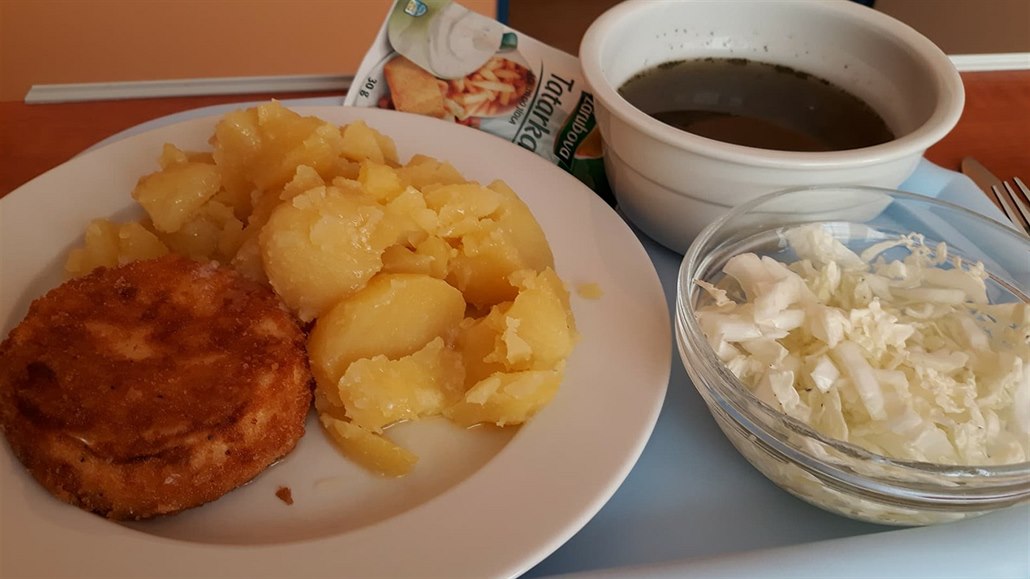 Játrová polévka, smažený obalovaný hermelín s bramborem a tatarkou, salát z...